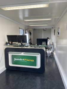 Jumbo Pneus Rouen interieur accueil garage